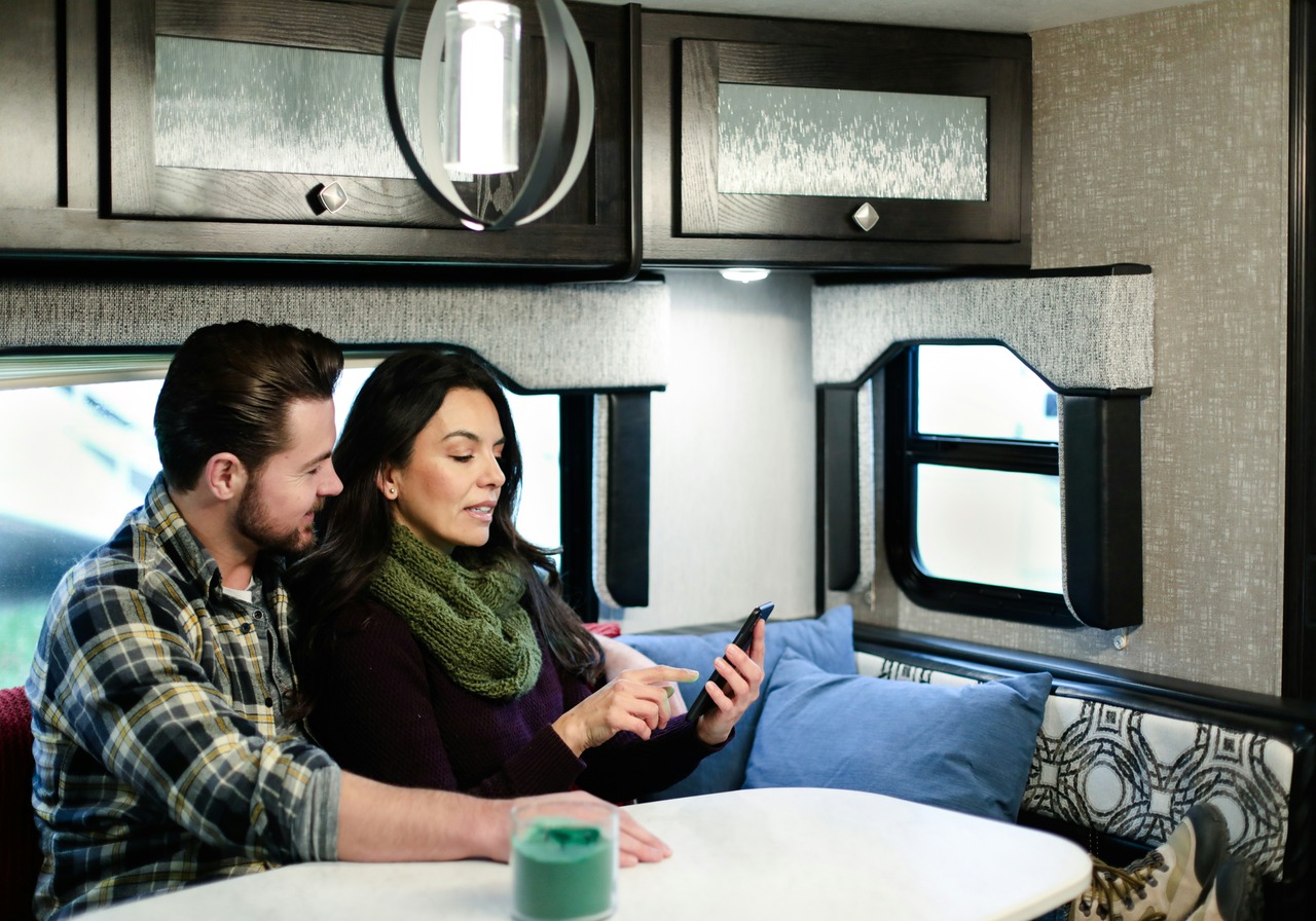 Couple requesting a quote from Mobile RV Repair Service